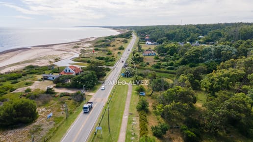 Camping Las Flores. A metros del mar, y de todos los servicios.
