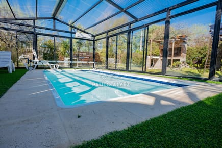 Paraiso Oculto ll, cerca del mar. Cuenta con cuatro dormitorios, dos baños. Piscina climatizada