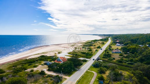 Camping Las Flores. A metros del mar, y de todos los servicios.
