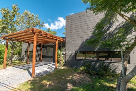 Amaranta- Propiedad ideal para vivir todo el año. Dos dormitorios, dos baños. Jardín con hermosa piscina para disfurtarla.