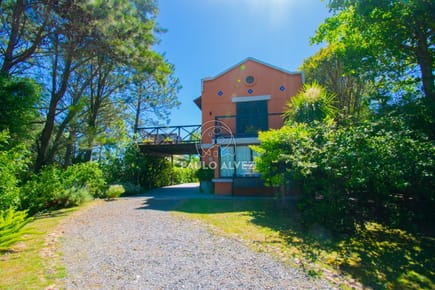 Casa ubicada, en Baln. Bella Vista. Cuenta con dos dormitorios, dos baños. Divino jardín.