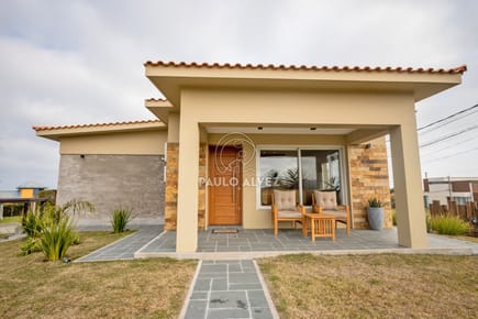 Casa en venta ubicada en Punta Colorada, cerca del mar. Construcción tradicional.