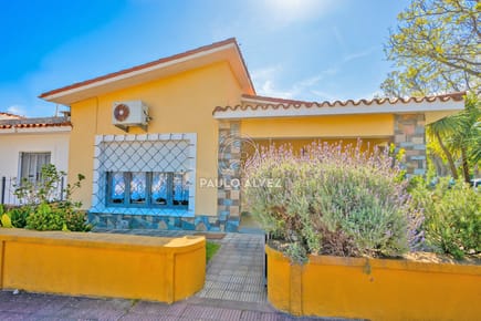 Amarilla- Propiedad en venta en el centro de Piriápolis, a minutos de todo los comercios y de la playa.
