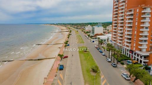 Olas Doradas - Local comercial a la venta, Importante oportunidad; Frente al mar, sobre la rambla.