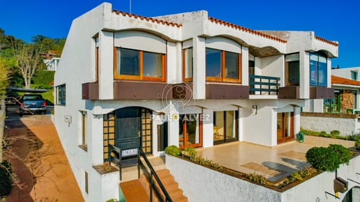 Emglas- Chalet con gran porte en uno de los balneario mas codiciados. Vista 360º, al puerto de Piriápolis