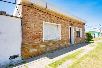 Ansina- Casa a en la ciudad de Pan De Azucar, su entorno tranquilo y agradable durante todo el año .