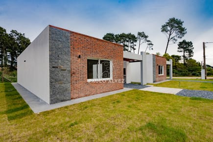 Casa Bruma  Living-comedor, dos dormitorios, el principal en suite.