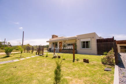 El Silencio, casa en venta en Piriápolis, dos dormitorios un baño. Parrillero cubierto.
