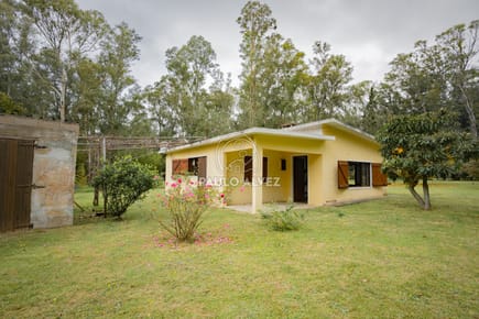 Pez (3326) En Balneario Solís, ideal para vivir todo el año. Tres dormitorios, un baño. Predio esquina con hermoso jardin