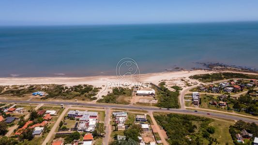 Ubicada a 50 metros del mar- En playa hermosa- Dos dormitorios, dos baños. Barbacoa y piscina. Ideal para vivir todo el año