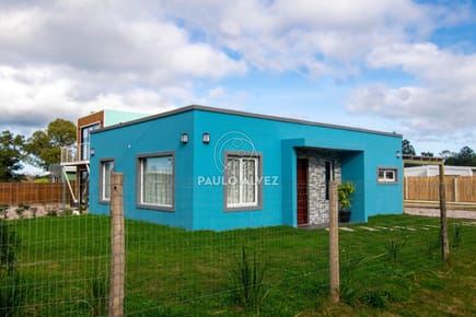Excelente opción en venta en Baln,. Las Flores. Dos dormitorios, dos baños uno en suite. Parrillero y piscina