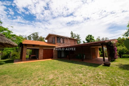 Casa en alquiler temporal en bella vista. Tres dormitorios, dos baños, barbacoa, piscina, con vista a las sierras