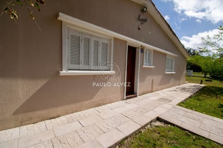 Cas en playa verde, lugar tranquilo y encantador para pasar tus vacaciones. Cuatro dormitorios, dos baños- Living-comedor, Patio cercado