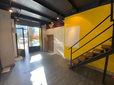 VENTA LOCAL COMERCIAL CENTRO PLAZA INDEPENDENCIA Y 18 DE JULIO CON RENTA 36m2