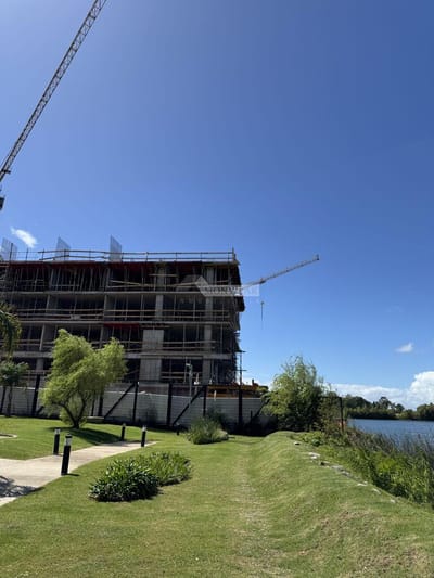 VENTA DUPLEX 4 DORMITORIOS PARQUE CARRASCO AV DE LAS AMERICAS ED. BELLEVUE  PATIO Y VISTA AL LAGO