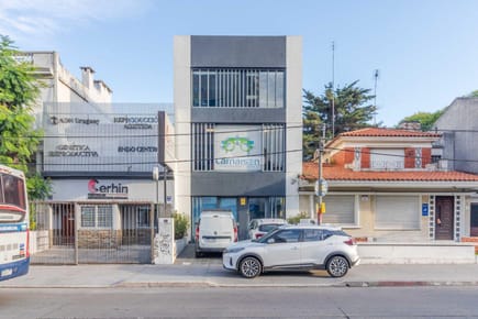VENTA LOCAL COMERCIAL Y OFICINAS TRES CRUCES AVENIDA ITALIA PASOS BRITANICO Y MEDICA ESTACIONAMIENTO