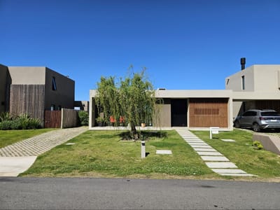 Casa en venta CON RENTA 3 dormitorios en barrio Huertas de los Horneros