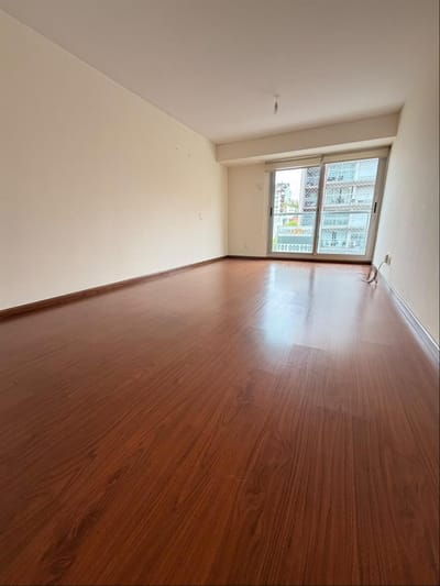 Apartamento en alquiler, 2 dormitorios, 2 baños, cochera, Pocitos. PEYROU
