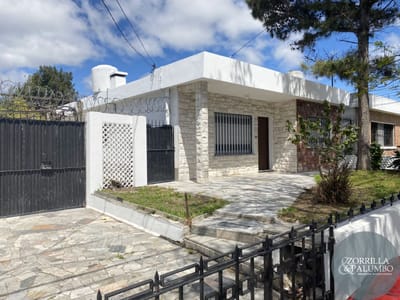 Casa en alquiler de 3 dorm, patio y cochera en Maroñas! Actualizada a nuevo!!