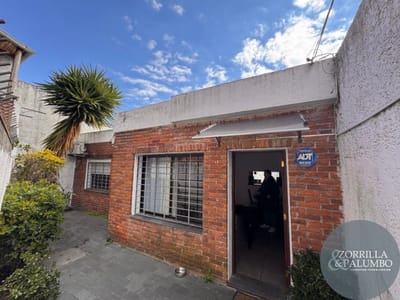 Casa de 2 dormitorios, patio y parrillero en Buceo ! BUENA RENTA