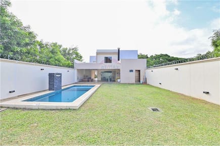 Impecable residencia en Luque Las Huertas con pileta y amplio jardin