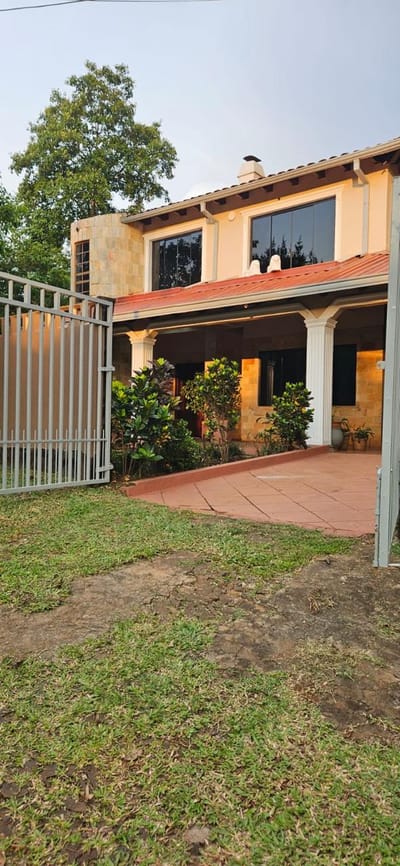 VENDO CASA EN ACARAY -CDE