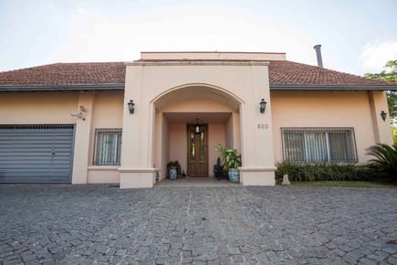 EN VENTA Residencia de 5 habitaciones Sobre Avda. Yatch