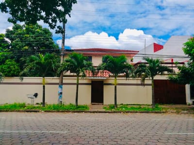 Hermosa casa en venta, sobre avenida, entre 3er y 4º anillo del canal cotoca