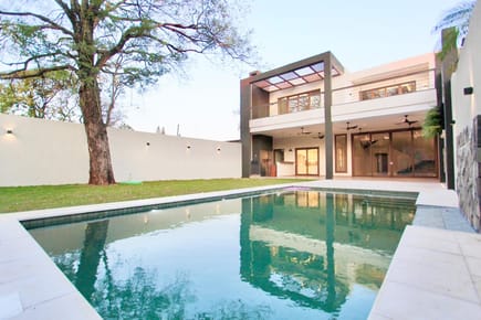 VENDO IMPORTANTE Y LUJOSA RESIDENCIA  EN LOS LAURELES