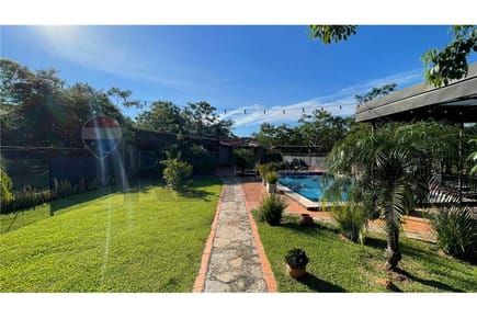 HERMOSA CASA DE VERANO CON ESTETICA RUSTICA EN EL BARRIO CERRADO MIRALAGO.
