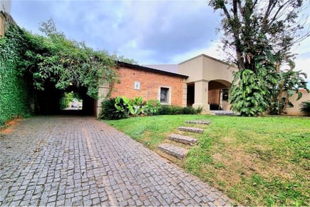 Hermosa Residencia a media cuadra de España