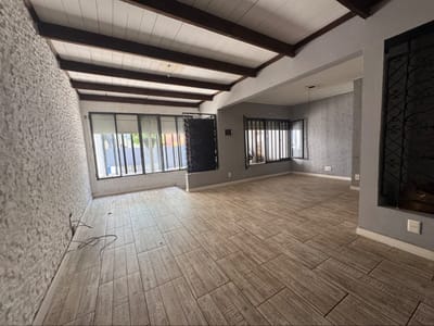 Venta Casa Tres Cruces 3 Dormitorios 2 Baños Garaje para 3 y parrillero
