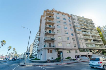 Venta Pocitos sobre Rambla 3 dormitorios y Gge Suntuosa Planta