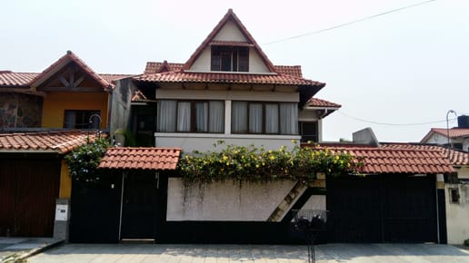 Vivienda unifamiliar de 3 niveles en excelentes condiciones (NEGOCIABLE)