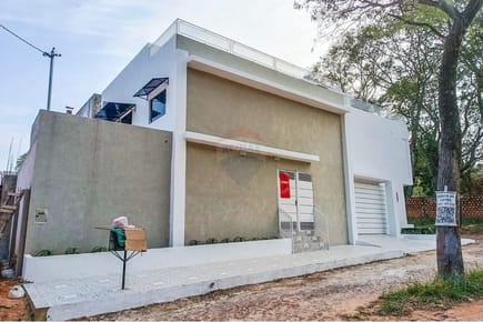 "Triplex Moderno en Lambaré: Elegancia y Comodidad 