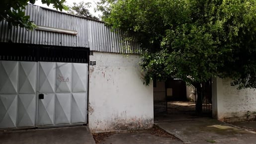 VENDO CASA COMO TERRENO EN ESQUINA