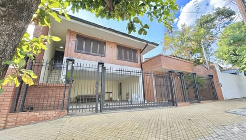 Amplia casa 6 dorm. sobre Bartolomé de las Casas | Vista Ale
