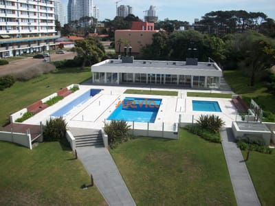 Apartamento en Playa Brava de 2 dormitorios y dependencia