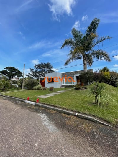 Venta. Playa Mansa. 3 Dormitorios. Excelente calidad constructiva.