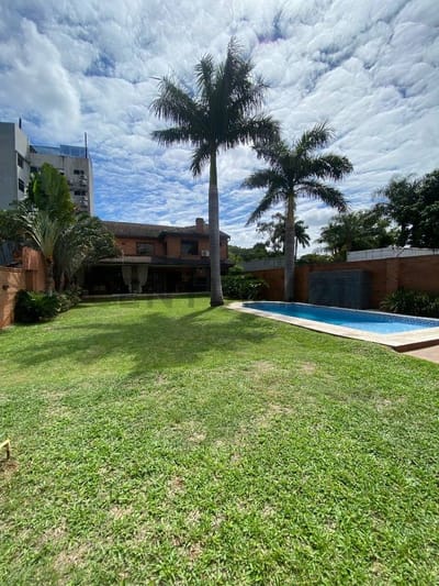 VENTA RESIDENCIA EN EL BARRIO MBURUCUYA