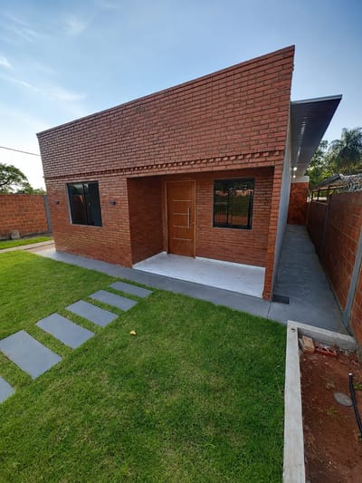 Casa a estrenar en la ciudad de Limpio