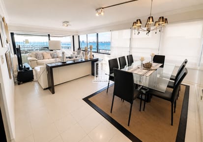 Puerto, 3 suites + servicio. 2 garajes.