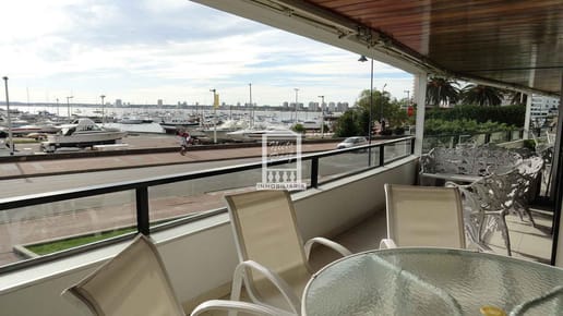 Exclusivo edificio frente al puerto de Punta del Este.