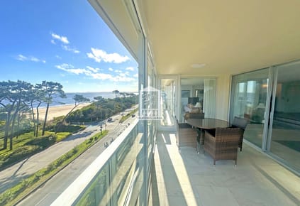 La mejor planta en Playa Mansa, semipiso. Parrillero propio
