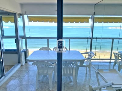 VISTA TOTAL. Piso alto en primera fila de Playa Mansa, frente a Imarangatu