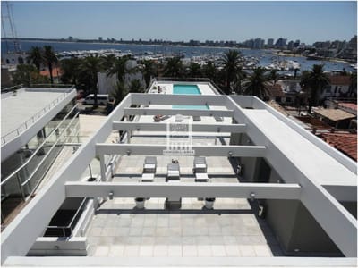 Zona puerto, moderno loft con patio. Full amenities. Garaje