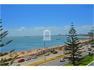 Primera fila en playa mansa con todos los servicios. 3 dorm.