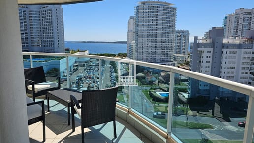 Piso alto, esquinero con vista a la mansa, 3 dorm y servicio, edificio con todos los servicios.