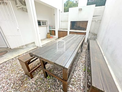 Manantiales, 3 dorm, parrillero propio. Cochera para 2 autos.