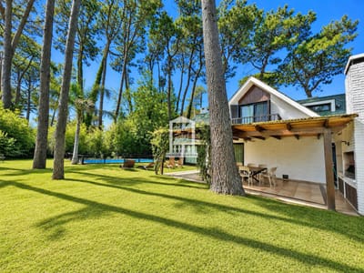 400 m² construidos. 1.400 m² de terreno. Lugano, Punta del Este. Ubicación estratégica, cerca de todo